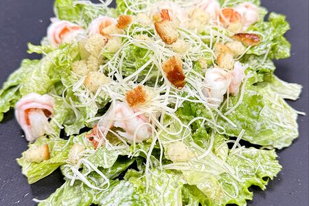Салат Цезарь с тигровой креветкой