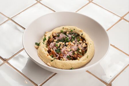 Хумус с говядиной и кедровым орехом