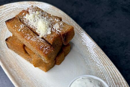 Гренки чесночные с сыром пармезан