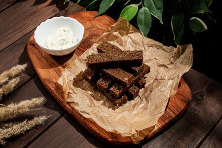 Гренки с чесночным соусом