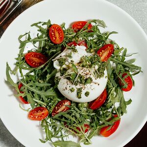 Буррата с томатами и рукколой