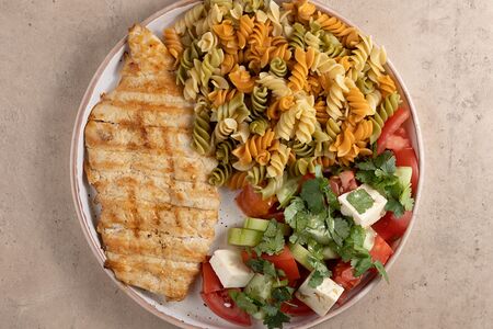 Куриный стейк с макаронами