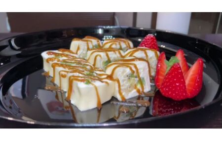 Сладкий ролл с карамельным топпингом