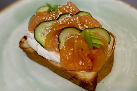 Бриошь с лососем и яйцом пашот