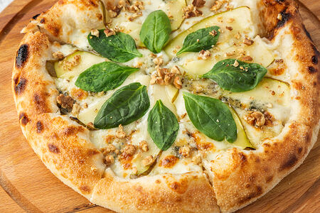 Пицца с грушей и горгонзолой