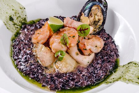 Морепродукты в белом вине с черным рисом венере