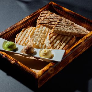 Хлебная доска с тремя видами масла