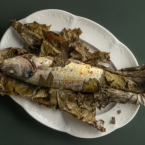 Заречный сибас в виноградных листьях 