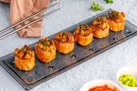 Ролл с обожженным лососем и угрем