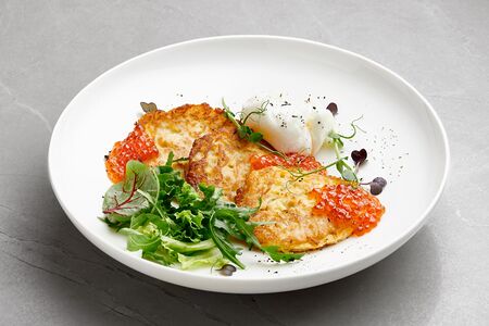 Драники с красной икрой, соусом айоли и яйцом пашот