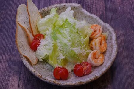 Цезарь с тигровой креветкой