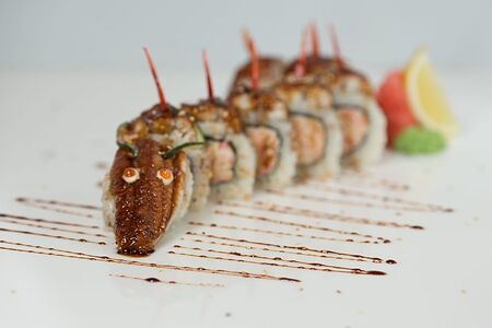 Красный дракон с тигровой креветкой