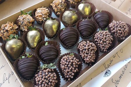 Набор клубники в темном шоколаде Gentleman black №27 (16-20 ягод)