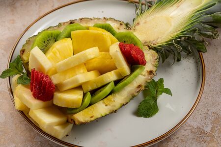 Ананас с клубникой и киви