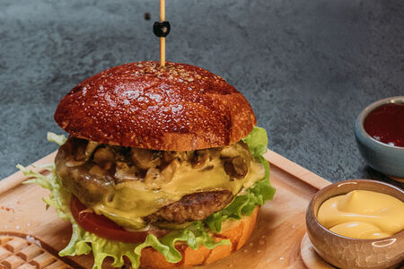 Бургер с котлетой из телятины и жареными грибами