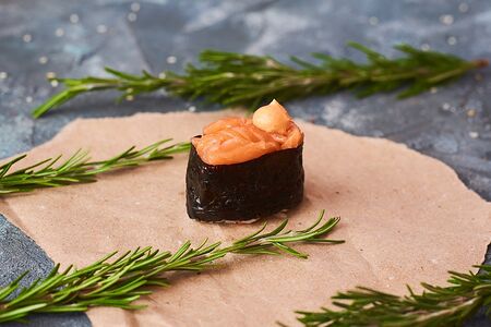 Гункан спайси с лососем