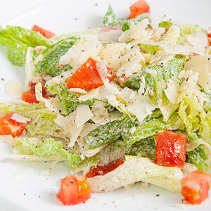 Салат Цезарь с лососем