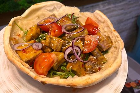 Салата из баклажан в хрустящем хлебе