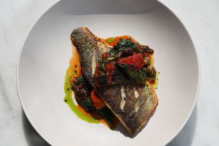 Сибас с томатами и шпинатом