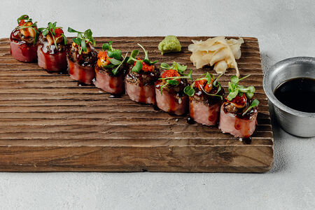 Ролл Тунец, авокадо и спайси соус