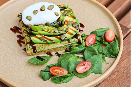 Вафля с яйцом пашот