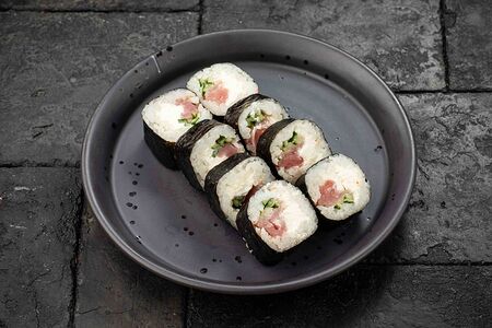 Ролл с тунцом