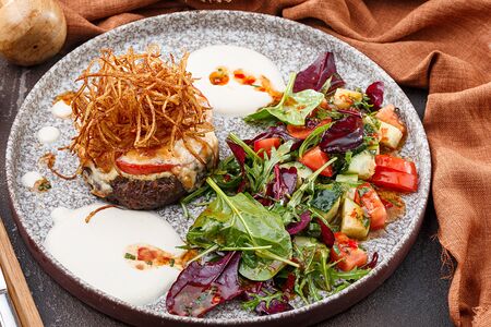 Биточек мясной запеченный под сыром с овощным салатом 