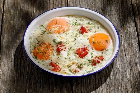 Яичница с томатами и сыром