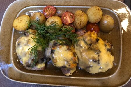 Свиные медальоны под шапкой из жюльена