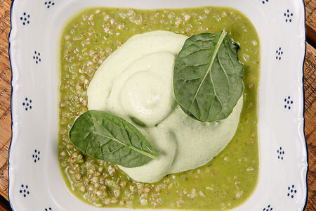 Зеленая греча с муссом из шпината и яйцом пашот