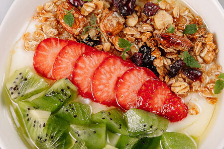 Йогурт с гранолой, сезонными фруктами и медом