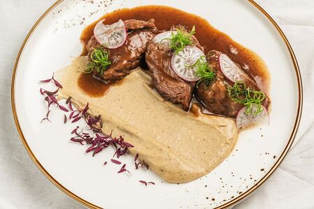 Говяжьи щечки с муссом из жареного картофеля