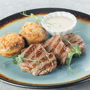 Медальоны из телятины с запеченными грибами и коньячным соусом