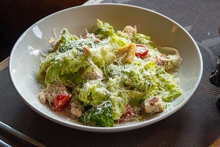 Салат Цезарь с курицей