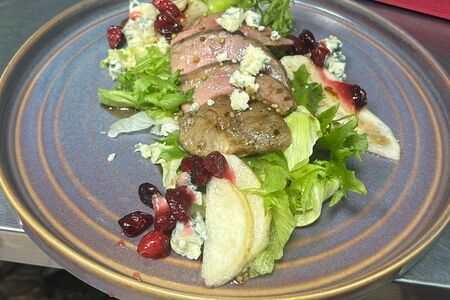 Салат с утиной грудкой, грушей и дорблю