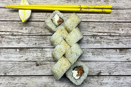 Ролл Калифорния в кунжуте 