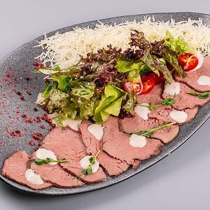 Салат Ростбиф с подушкой из пармезана