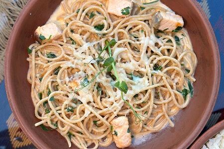 Спагетти из цельнозерновой муки с семгой в пикантном соусе