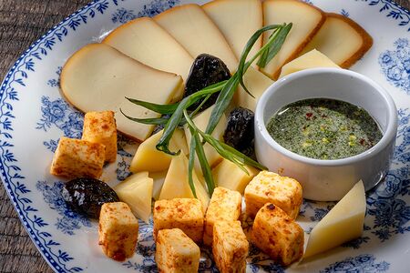 Тарелка любимых грузинских сыров