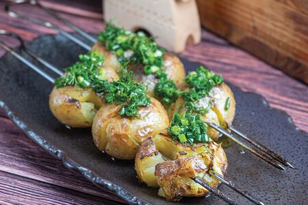 Запеченный молодой картофель с ароматной зеленью