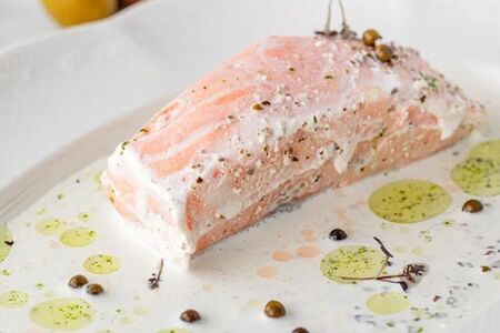 Стейк из лосося с брокколи 