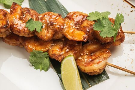 Креветки гриль с перуанским соусом 