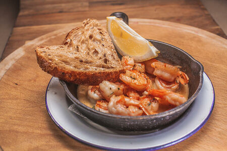 Сковорода креветок в чесночном масле