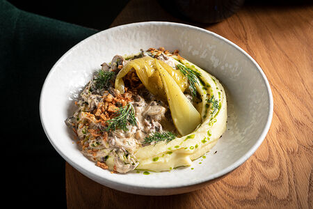 Бефстроганов с пюре и бочковыми огурцами