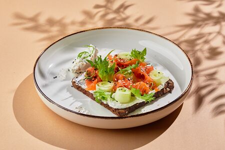 Зерновой тост с форелью и огуречным кремом