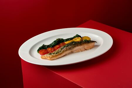 Стейк из мурманской форели с картофелем и шпинатом