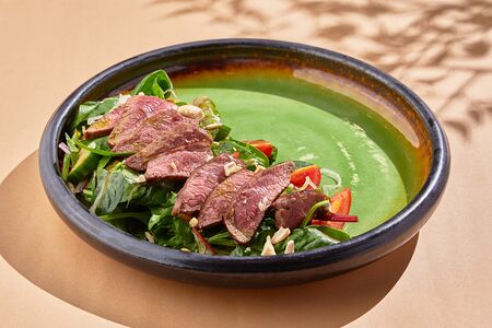 Теплый салат с говядиной в имбирном соусе