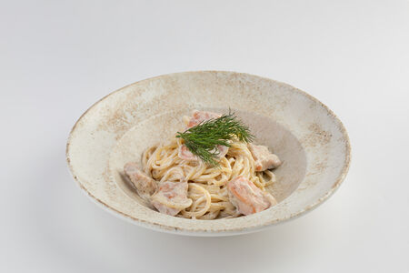 Спагетти с форелью в сливочном соусе