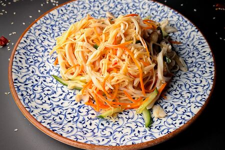 Золотистые грибы с кальмаром