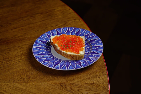 Бутерброд с красной икрой